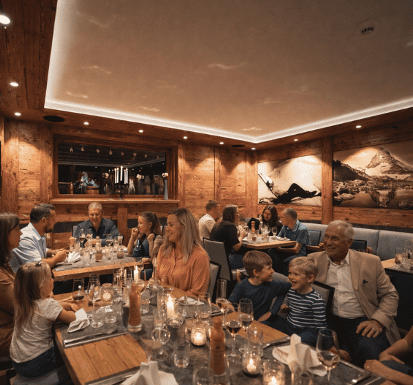 Icon eines stilisierten Cocktails mit Glas und Garnitur